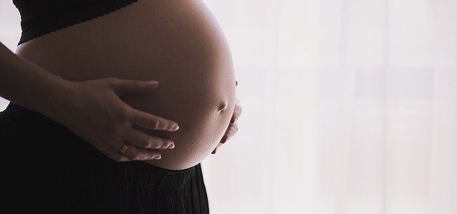 Brzuch ciążarnej kobiety