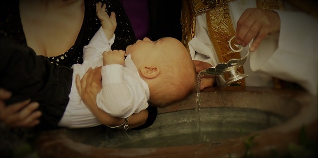 Dziecko podczas chrztu