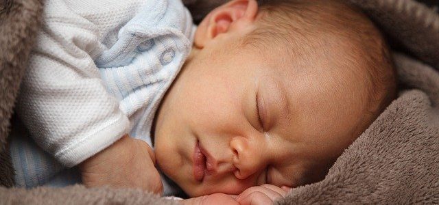 Kiedy niemowlę trzyma główkę, dlaczego niemowlę płacze, jak kąpać niemowlaka?