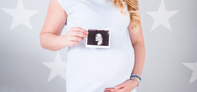 W którym miesiącu ciąży widać brzuch?