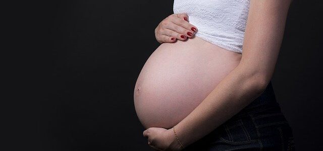 Kiedy zaczyna rosnąć brzuch w ciąży, czyli w którym miesiącu widać ciążę?