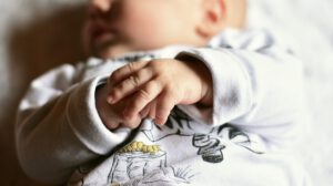 dłonie niemowlęcia