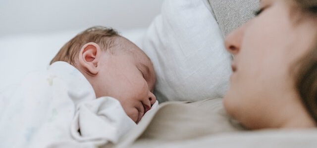 Ile powinno jeść niemowlę? Jak często karmić niemowlaka?
