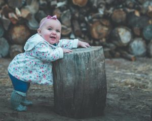 Dziecko zaczyna chodzić przy pniu
