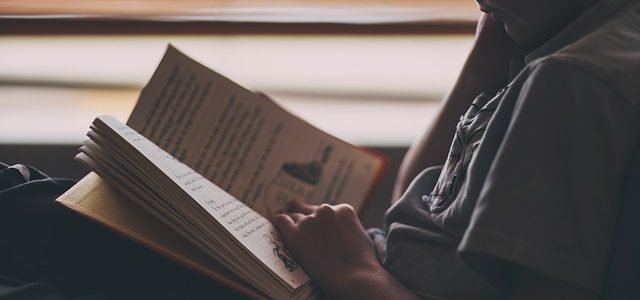 TOP 10 książek dla dzieci chłopiec czyta książkę