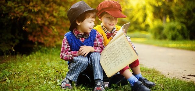 Jak nauczyć dziecko czytać? Czy warto uczyć czytać małe dzieci? Dzieci z książką