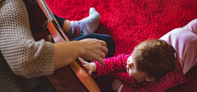 dziecko i mama z gitarą