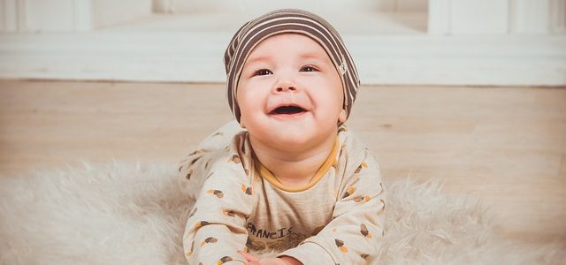 Jak nauczyć dziecko chodzić? Raczkujące dziecko